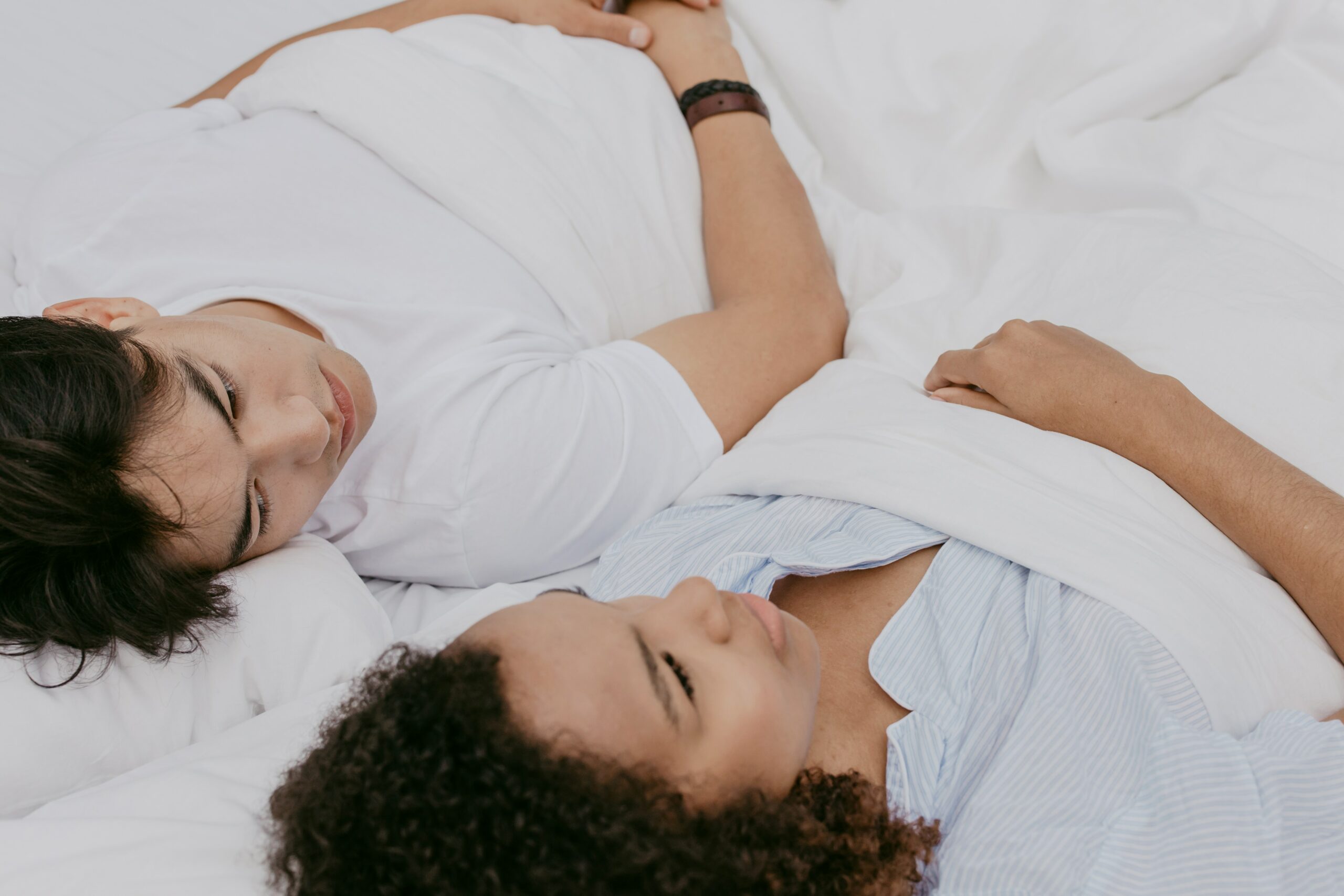 couple-lying-in-white-mattress